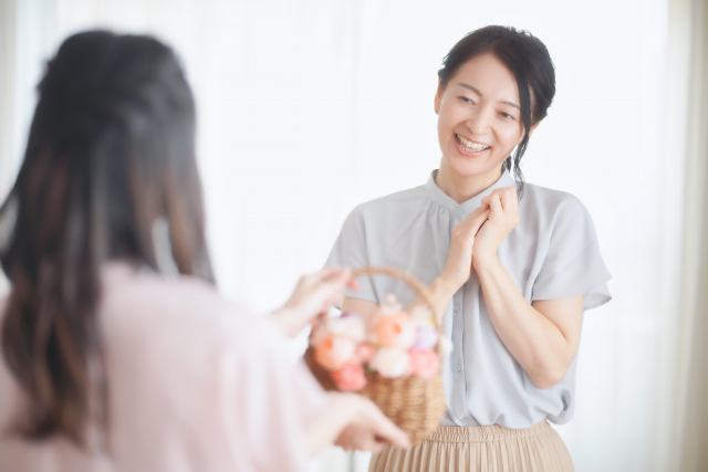 花籠をもらった女性