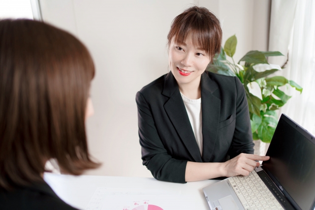 会議中の女性