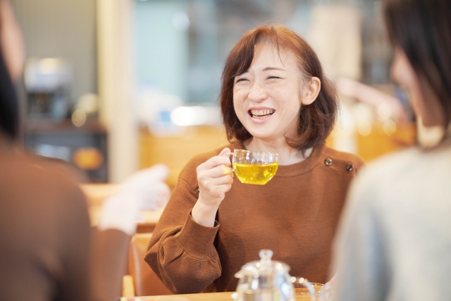 お茶を飲む女性